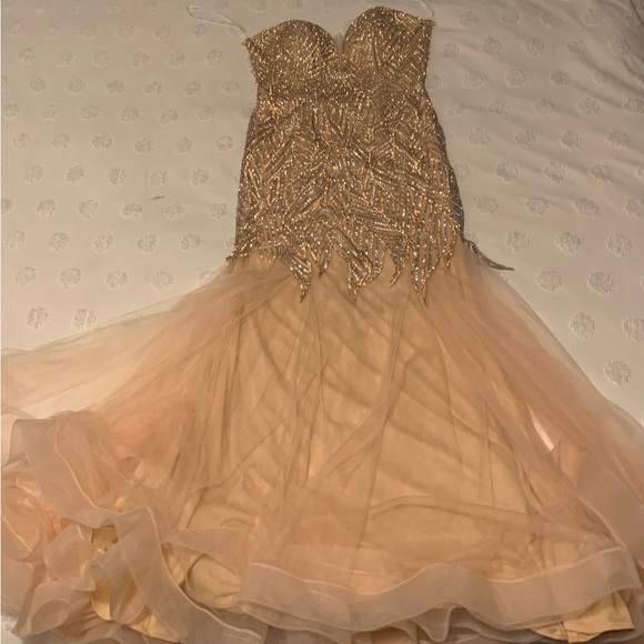 Beautiful strapless embroidered mermaid dress - Picture 2 of 4